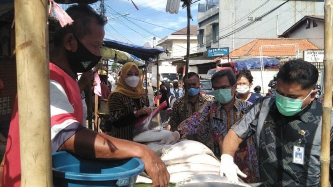 Penjual Ikan Bandeng jelang Imlek