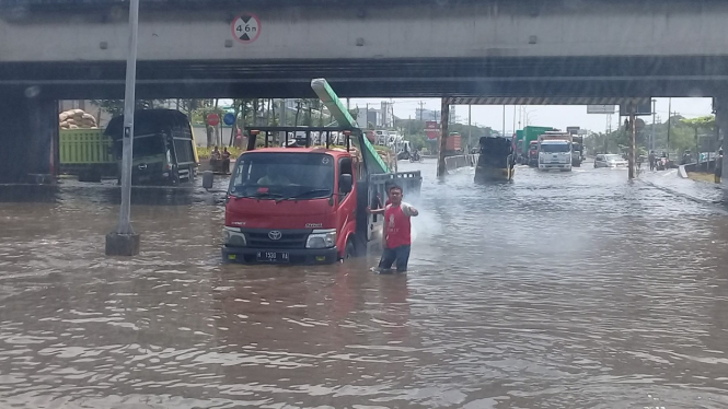 Truk terjebak lubang di Jalan Pantura Kaligawe Semarang.