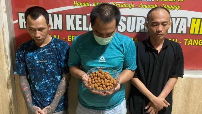 Tiga napi yang ketahuan menyelundupkan pil koplo melalui bola-bola bumbu pecel ke dalam Rutan Medaeng), Kabupaten Sidoarjo, Jawa Timur, saat diperlihatkan oleh petugas pada Kamis, 11 Februari 2021. 