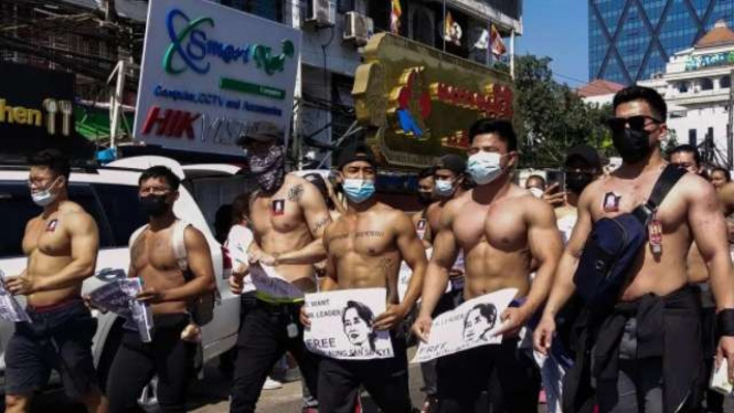 Para pria kekar bertelanjang dada di demonstrasi Myanmar protes kudeta