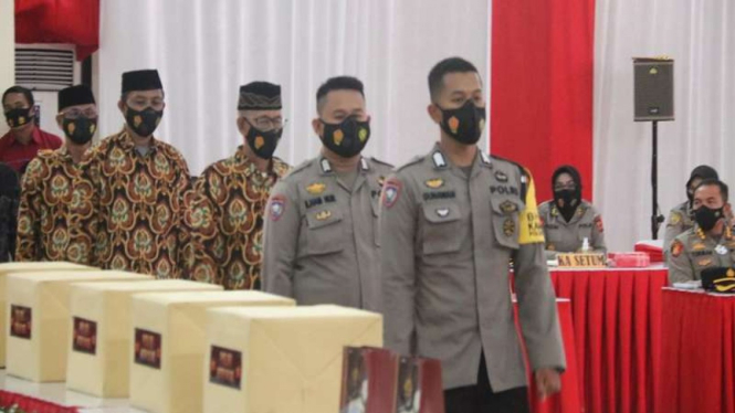 Kapolri Jenderal Listyo Sigit Prabowo memberikan hadiah sekolah ke anggota
