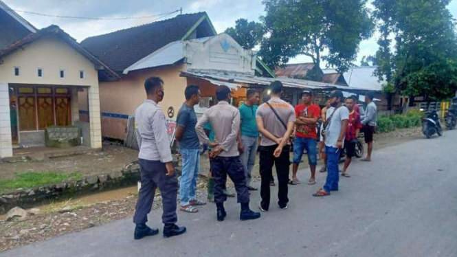 Polisi melerai kelompok massa yang nyaris bentrok di Dompu.