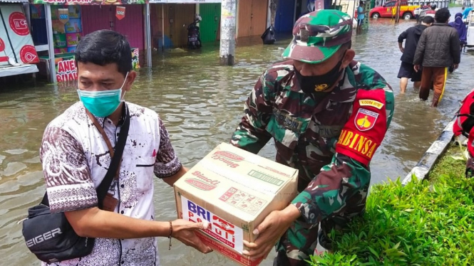 Insan BRI menyalurkan bantuan kepada korban banjir