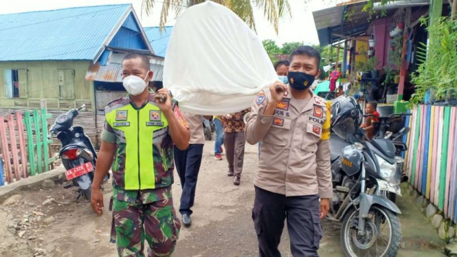 Anggota TNI-Polri kampanye bawa keranda ingatkan bahaya COVID-19