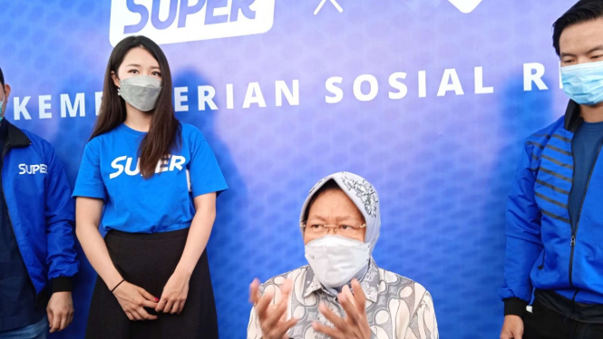 Mensos Tri Rismaharini saat acara di kantor Super di Surabaya, Jawa Timur.