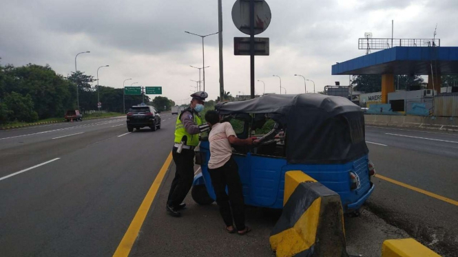 Bajaj masuk tol JORR disetop polisi.