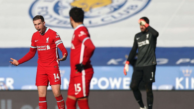 Kapten Liverpool, Jordan Henderson (kiri) teriak saat timnya dibobol Leicester