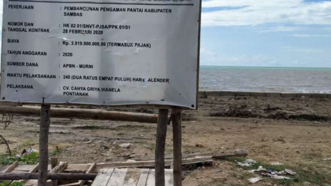 Pengerjaan proyek pengaman pantai di Sambas