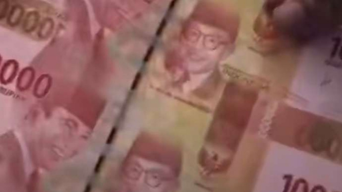 Uang pecahan Rp100 ribu 4 lembar tanpa dipotong.