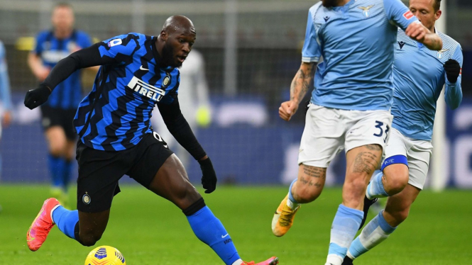 Bomber Inter Milan, Romelu Lukaku berduel dengan pemain Lazio