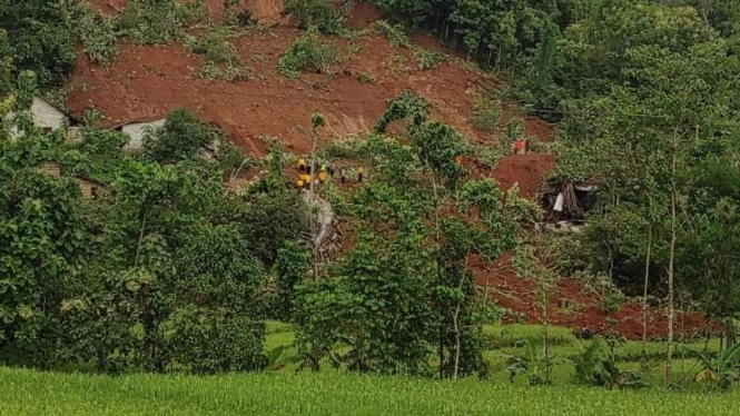 Longsor yang melanda Dusun Selopuro, Desa/Kecamatan Ngetos, Kabupaten Nganjuk, Jawa Timur.