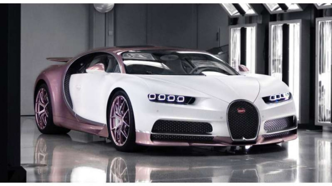 Mobil Bugatti Chiron pakai warna pink.