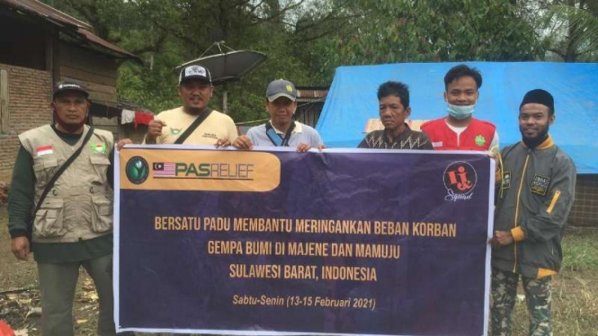 Tim Ije Squad mendistribusikan paket bantuan dari PAS Relief di Majene, Sulawesi Barat
