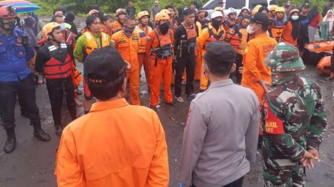 Tim gabungan SAR berhasil menemukan mayat remaja di Pantai Gusung Indah, Takalar