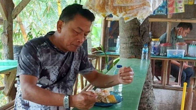 Kepala Staf Kepresidenan (KSP), Moeldoko saat makan di pinggir jalan.