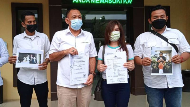 Seorang wanita di Surabaya, Jawa Timur, melapor kepada polisi pada Selasa, 16 Februari 2021, setelah baru belakangan mengetahui suaminya telah menceraikannya secara diam-diam sejak Mei 2020.