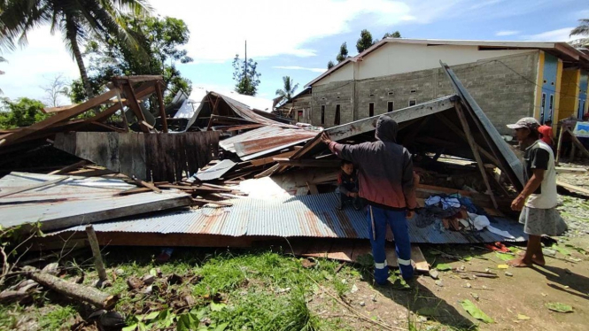 Rumah warga di Kabupaten Luwu, Sulsel, ambruk diterjang angin puting beliung.