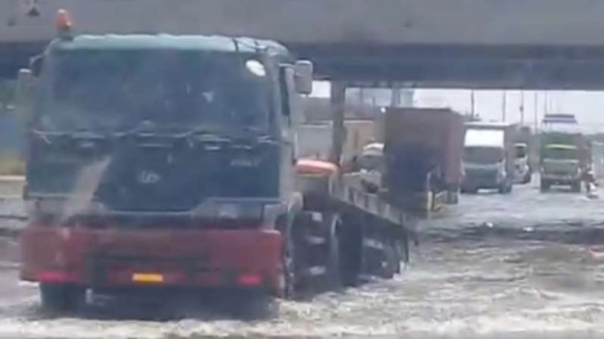 Banjir merendam beberapa titik di jalur pantura Jawa Tengah beberapa waktu.