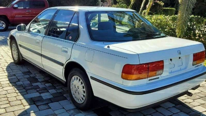 Mobil sedan Honda Accord.