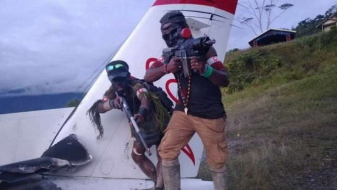 VIVA Militer: Kelompok OPM pamer senjata usai membakar pesawat di Papua