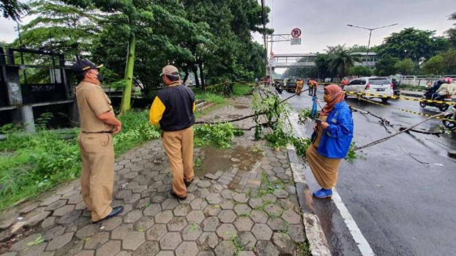 Jalan Daan Mogot, Jakarta, ditututp karena longsor.