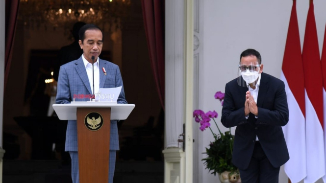 Presiden Jokowi saat memperkenalkan Ridha Wirakusumah