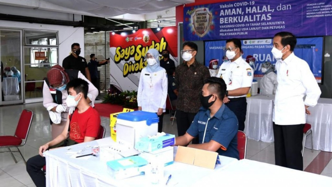 Presiden Jokowi meninjau pelaksanaan vaksinasi COVID-19 di pasar Tanah Abang.