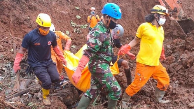 Tim SAR mengevakuasi jasad korban di lokasi longsor di Desa Ngetos, Kabupaten Nganjuk, pada Rabu, 17 Februari 2021.