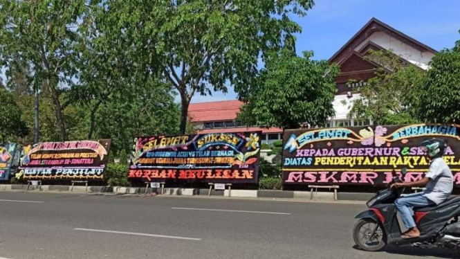 Deretan karangan bunga Selamat Aceh Provinsi Termiskin di kantor gubernur 