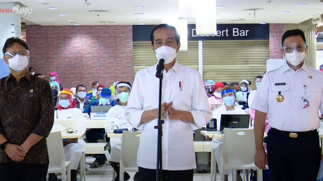 Presiden Jokowi dan Anies Baswedan Pantau Vaksinasi di Tanah Abang