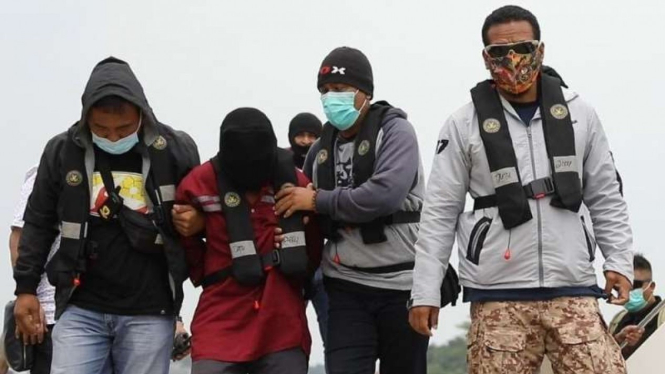Aparat Densus 88 Antiteror Polri menangkap seorang dari tiga terduga teroris Pontianak, Kalimantan Barat, pada Kamis, 17 Februari 2021.
