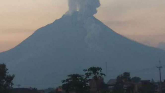 Gunung Sinabung luncurkan awan panas.