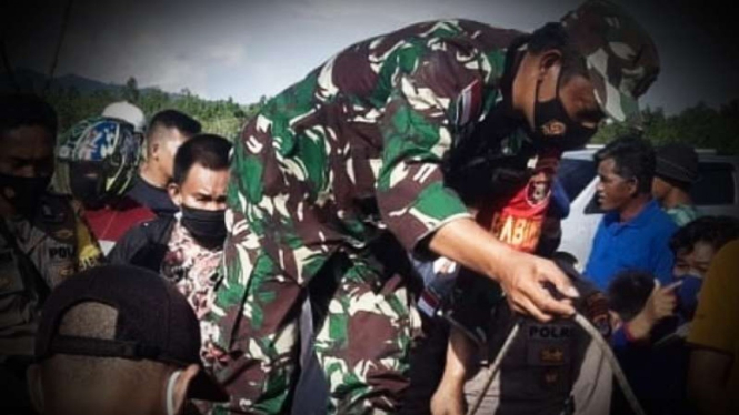 VIVA Militer: Serda Sutarno evakuasi buaya raksasa.