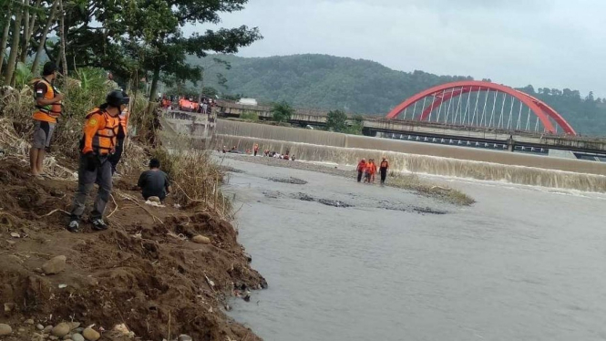 Tim SAR sedang mencari korban di aliran sungai dekat jembatan tol Kalikuto.