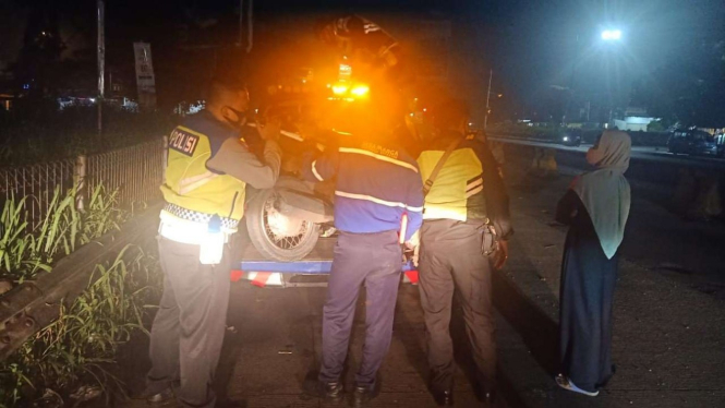 Emak-emak naik motor masuk jalan tol Jagorawi.