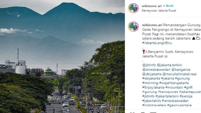 Foto Gunung Gede Pangrango yang diambil dari jembatan Kemayoran