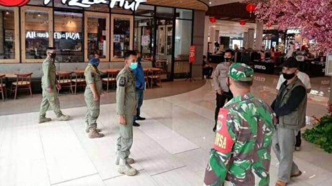 Aparat gabungan menertibkan aktivitas masyarakat Ciputra Mall Cikupa, Tangerang, setelah mal itu disanksi akibat melanggar aturan PPKM pada Kamis, 18 Februari 2021.