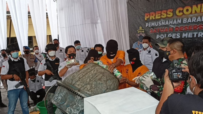 Polisi mengungkap penangkapan sindikat narkoba