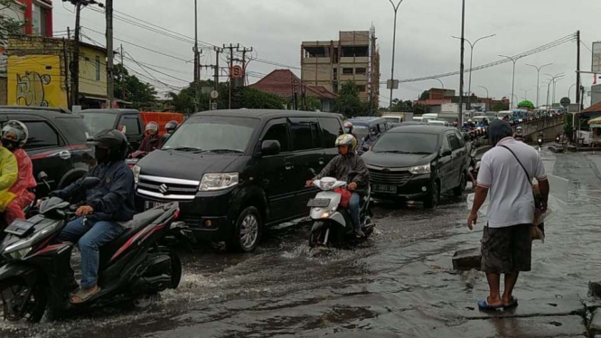 Banjir di Jalan Arif Rahman Hakim, Depok.