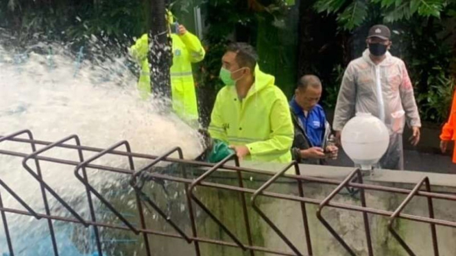 Kapolres Jaksel Kombes Pol Azis Adriansyah saat pantau banjir di rumah Kapolri