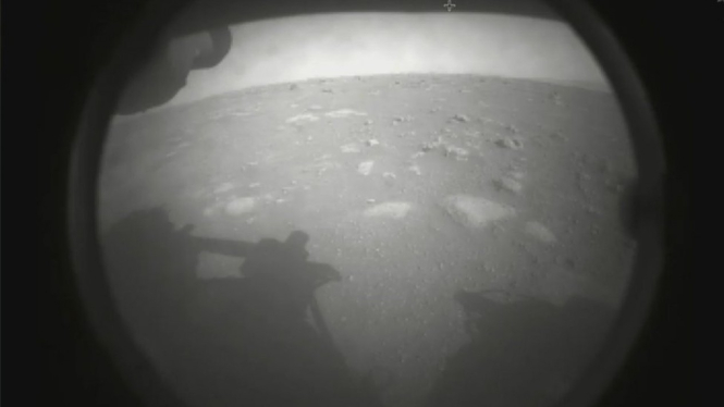 Foto perdana Perseverance ketika mendarat di Mars.