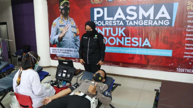 Personel Polresta Tangerang mendonorkan plasma konvalesen.