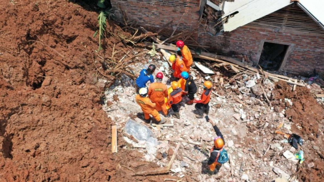 Tim SAR mencari korban hilang tertimbun material longsor di Nganjuk.