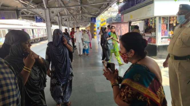 Wali Kota Mumbai India mengajak orang-orang di stasiun agar memakai masker