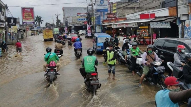 Jalan Raya Sawangan Depok macet akibat air kali meluap, Jumat, 19 Februari 2021.