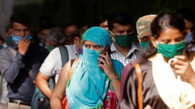 Warga India mengenakan masker di tengah pandemi COVID-19
