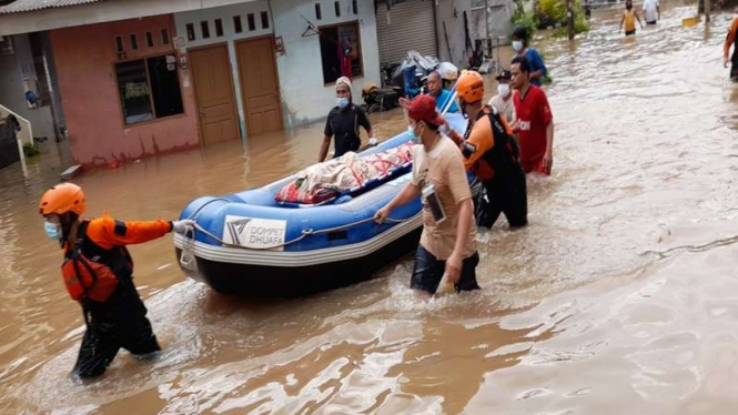 Seorang lansia di lokasi banjir Cipinang Melayu meninggal dunia