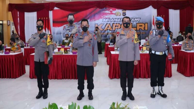 Kapolri berikan tiket sekolah perwira ke dua anggota berprestasi