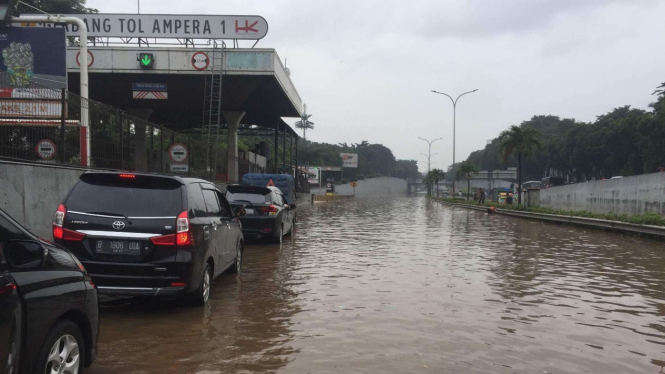 Banjir di depan gerbang Tol Ampera, jalan Tol JORR.