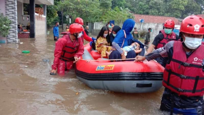 Banjir hingga longsor kembali melanda Kota Depok, Jawa Barat, pada Sabtu, 20 Februari 2021.